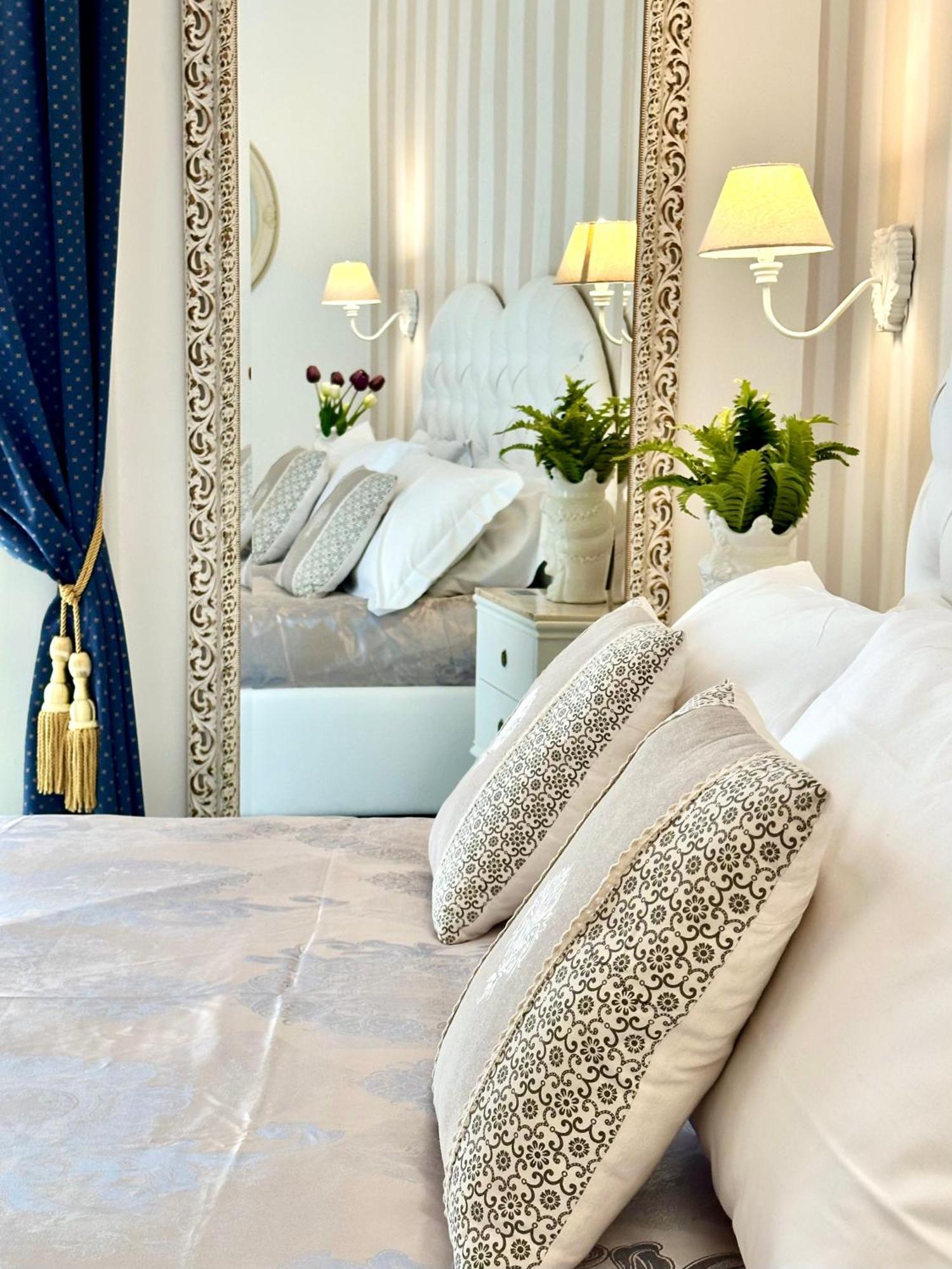 Palazzo Chiatamone Hotel เนเปิลส์ ภายนอก รูปภาพ