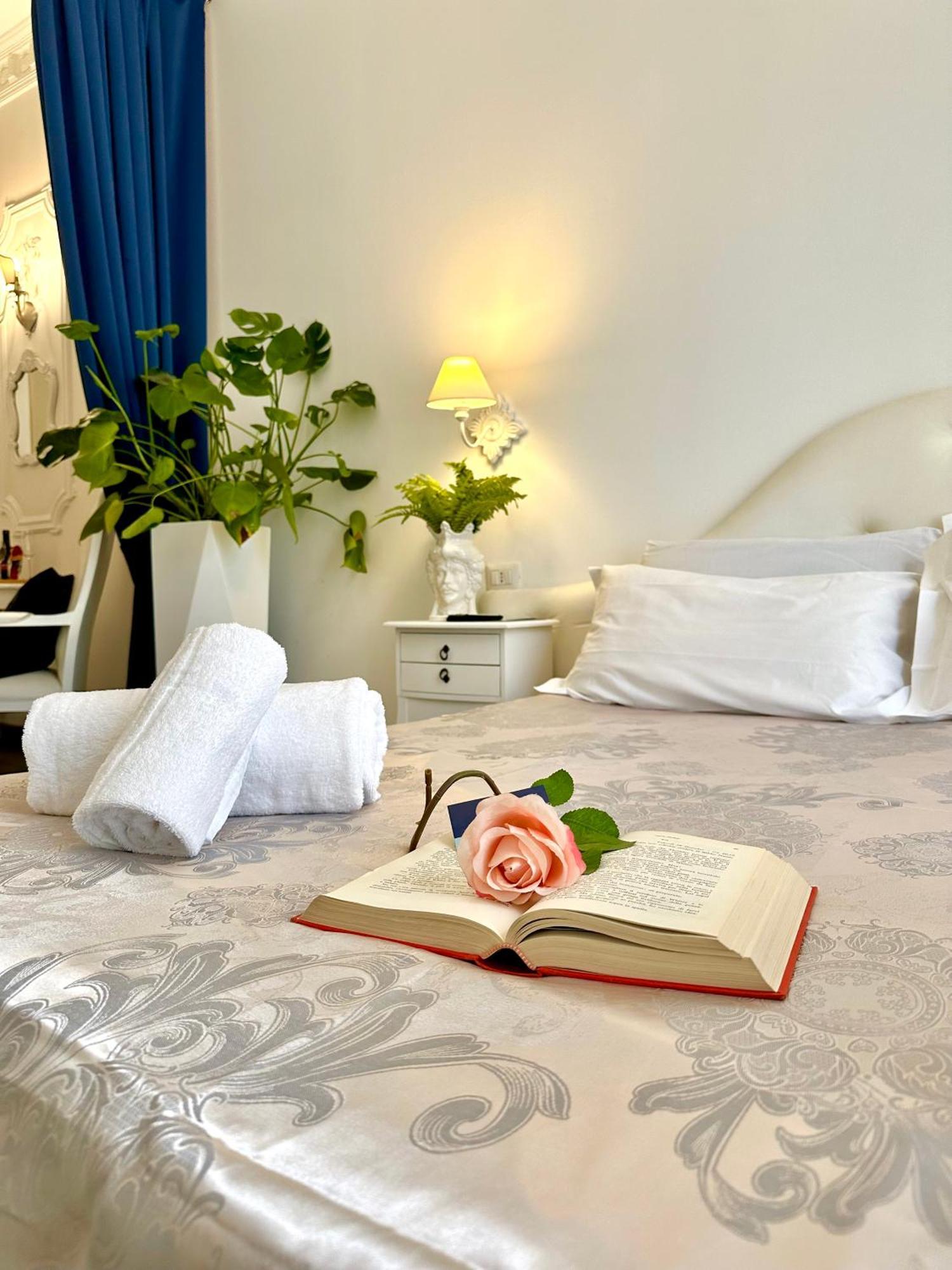 Palazzo Chiatamone Hotel เนเปิลส์ ภายนอก รูปภาพ